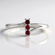 Zilveren ring met edele rode spinelstenen