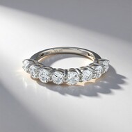 Zilveren ring met witte topaasstenen