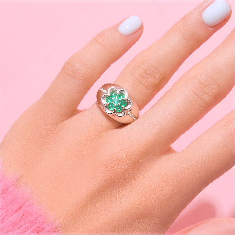 Anillo en plata con Esmeralda de Rusia (de Melo Essence)