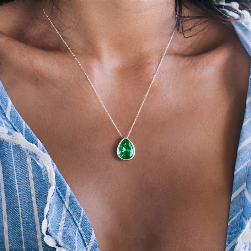 Colgante en plata con Cuarzo verde esmeralda (MONOSONO COLLECTION)