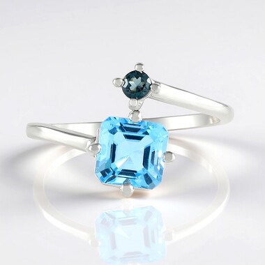 Anillo en plata con Topacio azul suizo