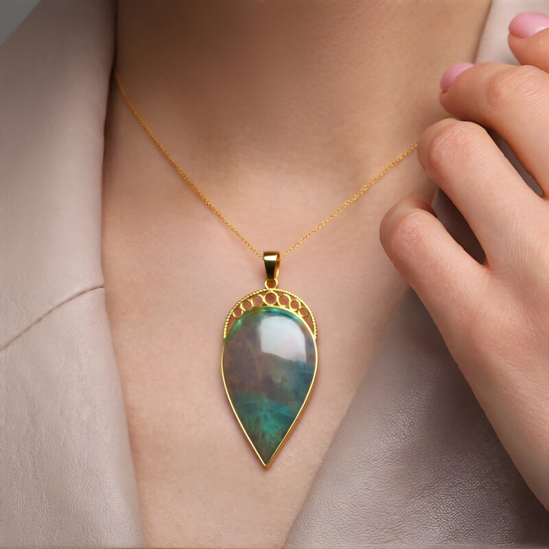 Pendentif en argent et Bois pétrifié opalisé (Bali Barong)