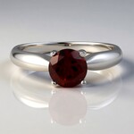 Anello in argento con Granato Mozambico