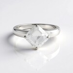 Anello in argento con Petalite