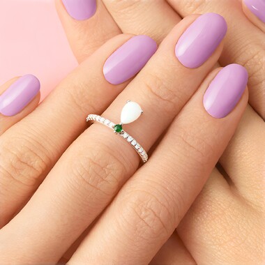 Zilveren ring met een witte opaal