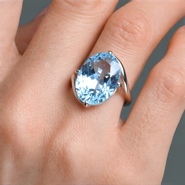 Anillo en plata con Topacio azul cielo