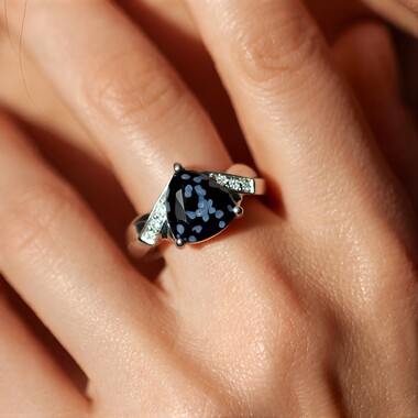 Anello in argento con Ossidiana Fiocco di Neve