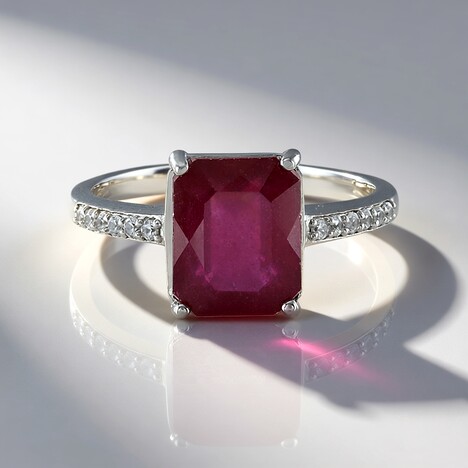 Anello in argento con Rubino del Madagascar