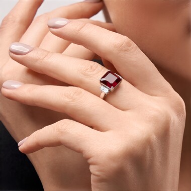 Anillo en plata con Corindón color rubí