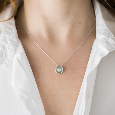 Zilveren hanger met een groene amethist (MONOSONO COLLECTION)
