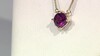 Gouden halsketting met een magenta granaat (de Melo Gold)