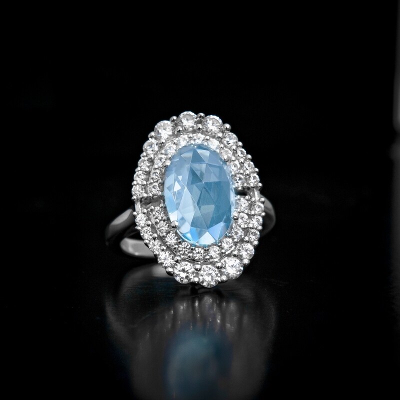 Zilveren ring met een hemel-blauwe topaas (Adela Silber)