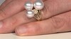 Gouden ring met een witte zuidzee parel (Michelle Albala)