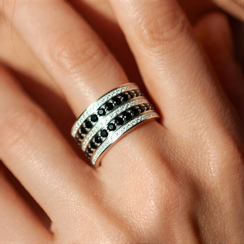 Zilveren ring met zwarte spinelstenen