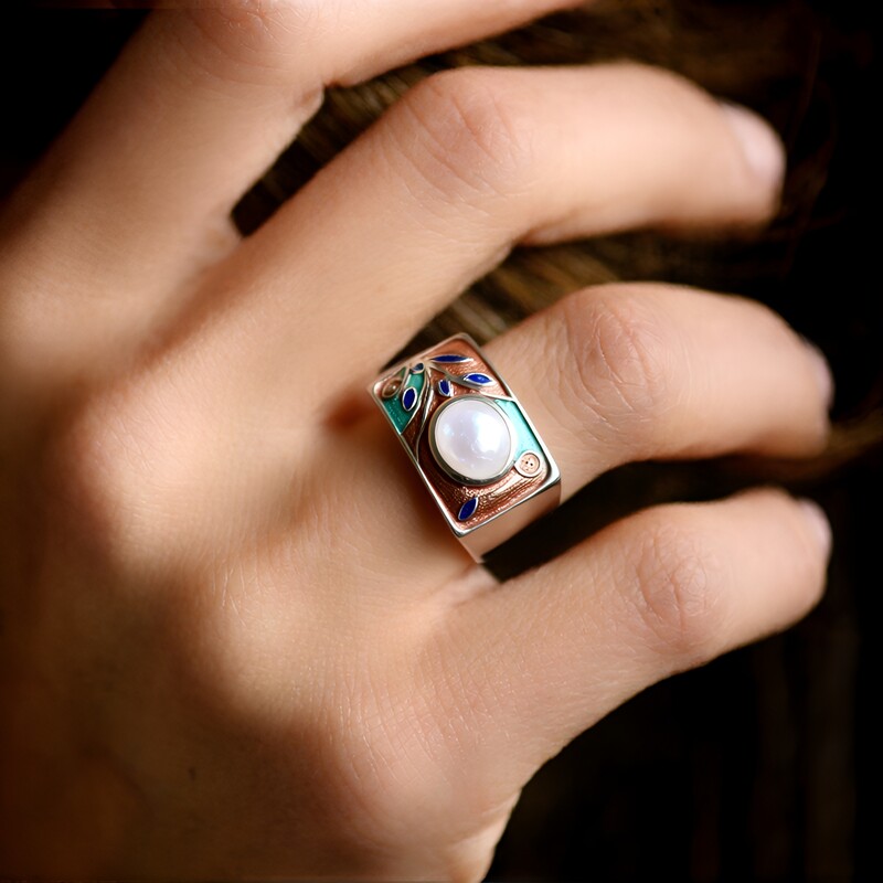 Bague en argent et Pierre de lune bleue (Adela Silber)