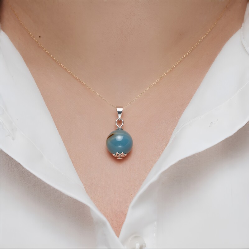 Zilveren hanger met een blauwe aragoniet