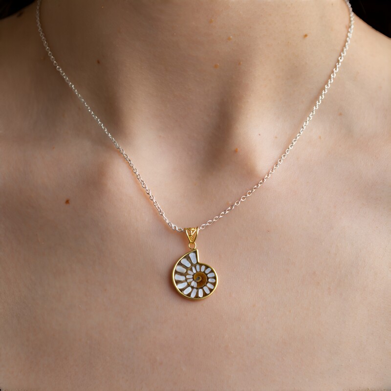 Colgante en plata con Amonita
