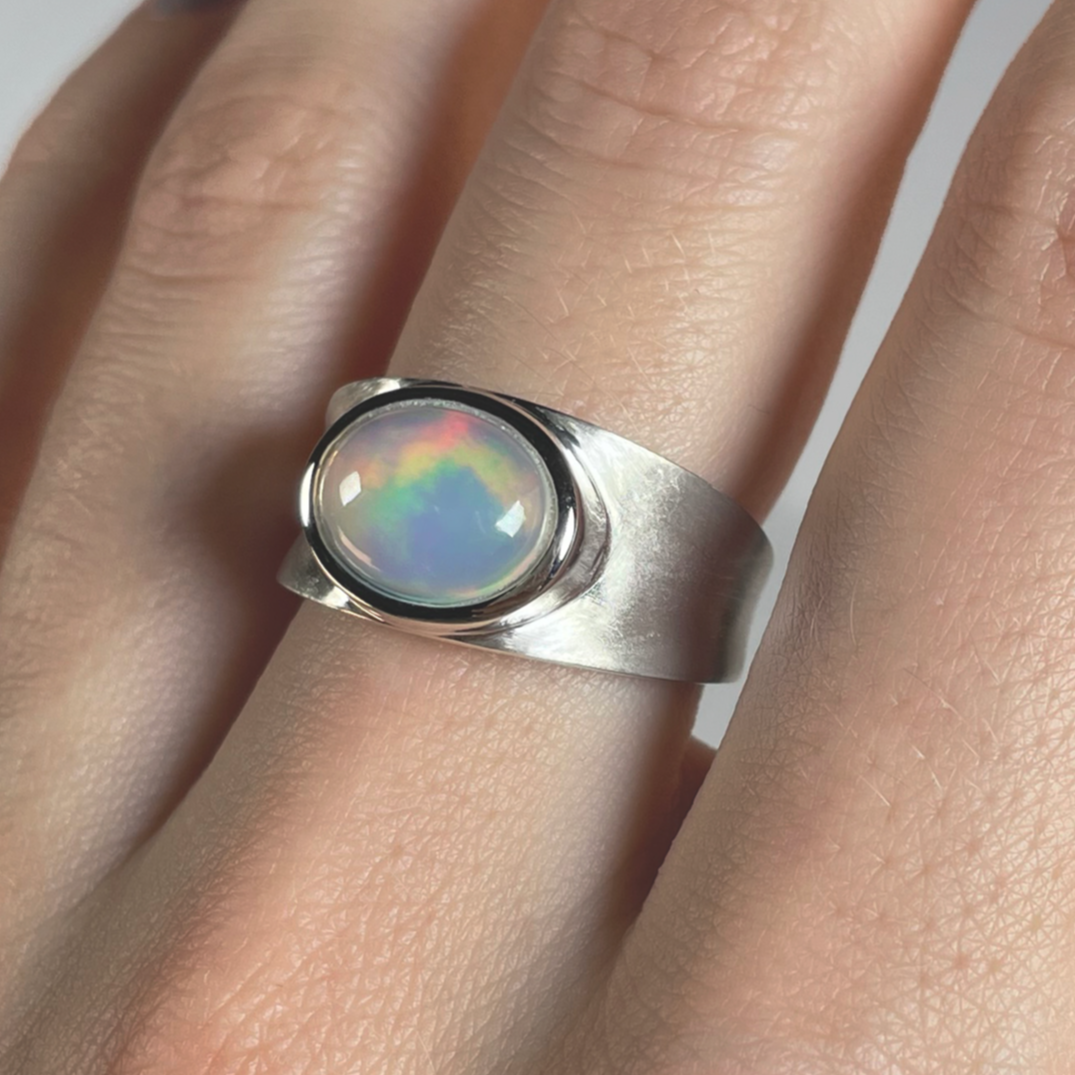 Opale Welo D'Éthiopie 1,30 Carat, Cabochon, Couleur Blanche Opalescente, Pierre Précieuse