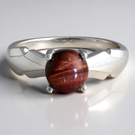 Anello in argento con Occhio di Tigre Rosso
